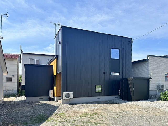画像：帯広市　50坪の敷地に建つコの字の家