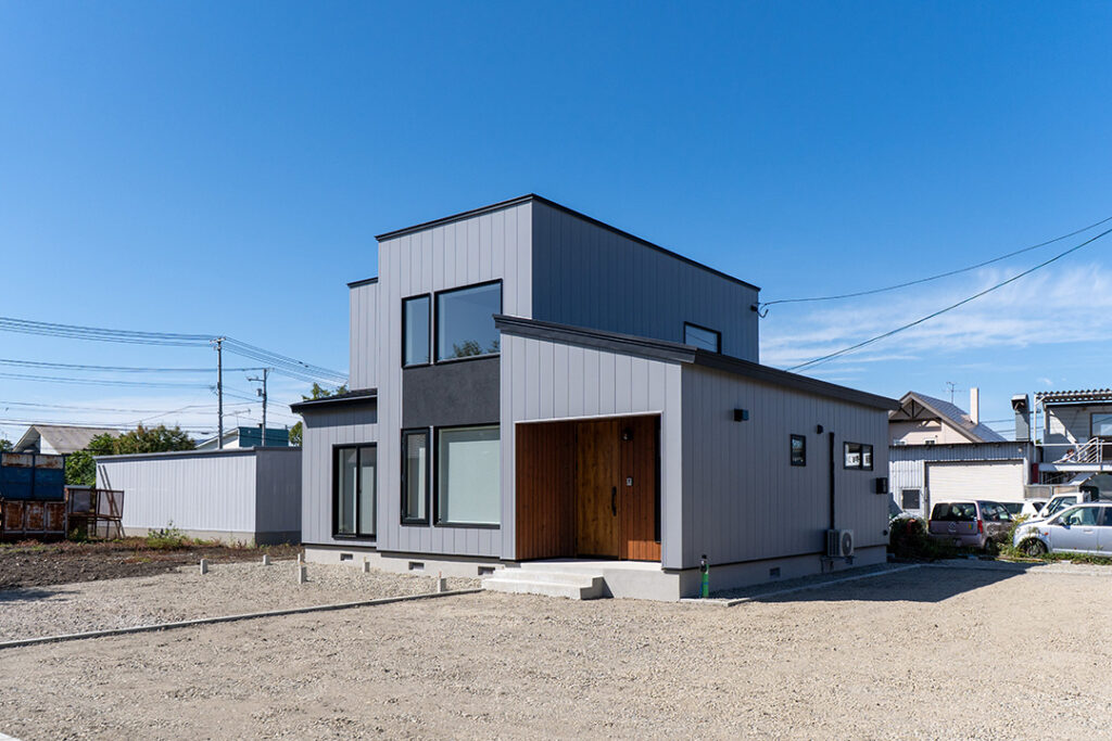 画像：帯広市　階段下ヌックとのびやかに暮らす吹抜のおうち