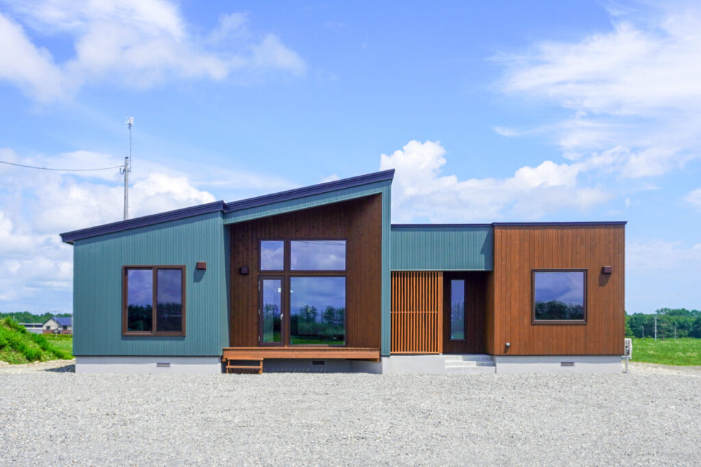 画像：大樹町　1500坪の大地に寄り添う、モスグリーンの平屋のおうち