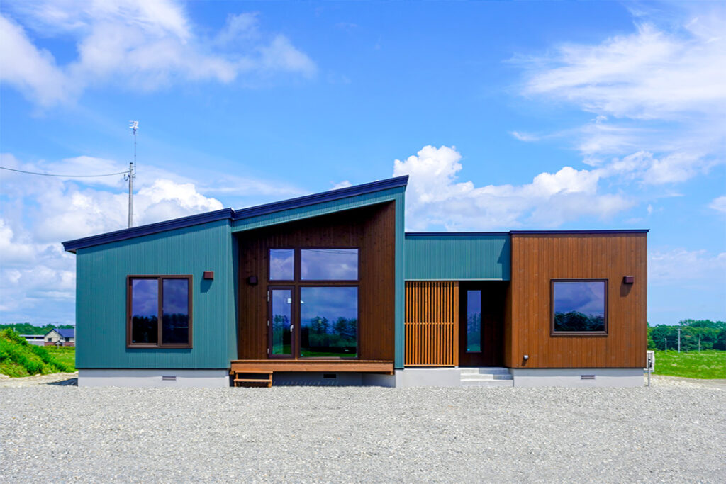 画像：大樹町　1500坪の大地に寄り添う、モスグリーンの平屋のおうち